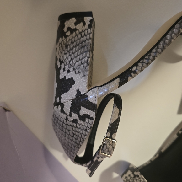 MADDEN GIRL Snake Skin Animal Print Block Heel Open Toe Sandals Size 9M - Picture 11 of 15